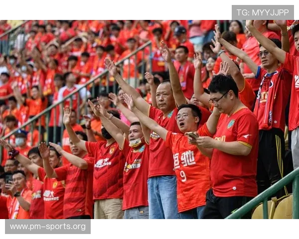 炎炎夏日球迷热情似火阿联赛消防喷水为观众送上清凉体验畅快时刻